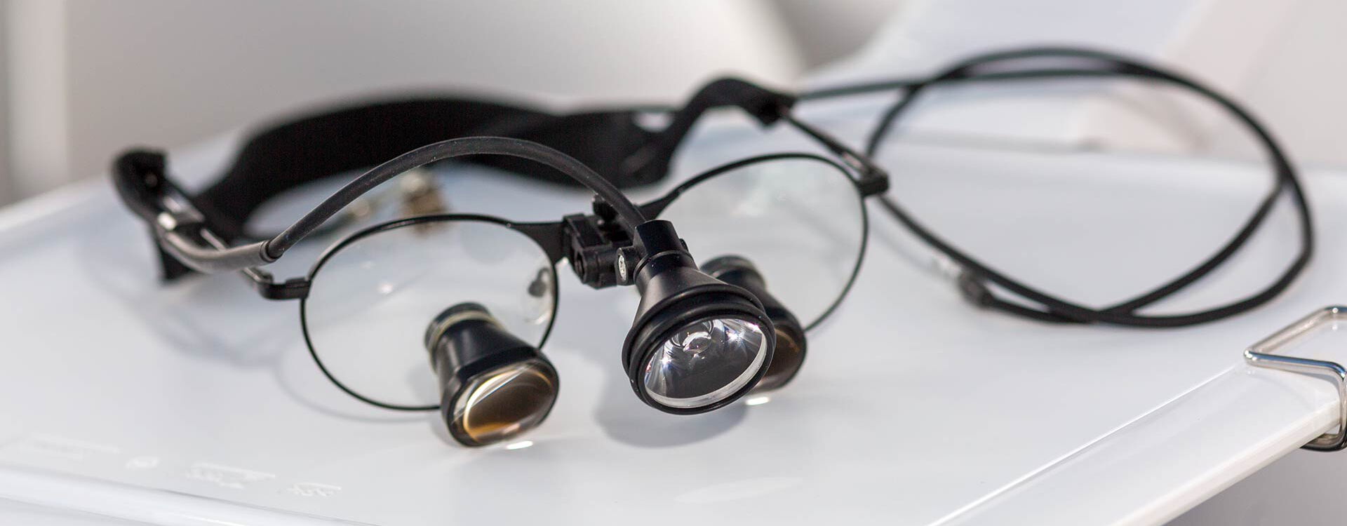 Zeigt Bild einer Lupenbrille auf für einen Zazhnarzt
