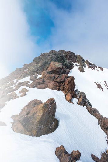 Bild von einem verschneiten Berggipfel