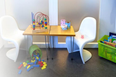 Spielsachen uns kleine Stühle für Kinder